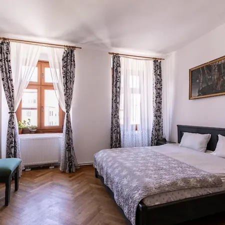 Konukevi 4 Piata Sfatului 3*