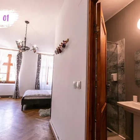 4 Piata Sfatului Гостевой дом