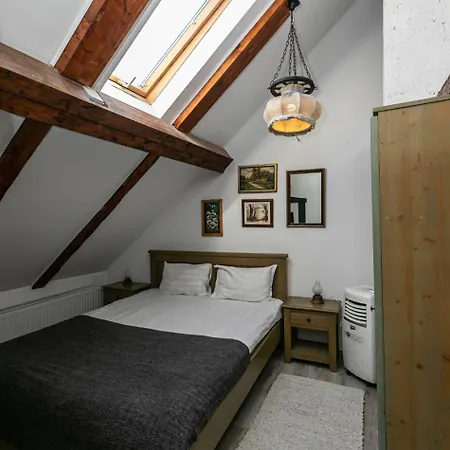 4 Piata Sfatului Гостевой дом 3*