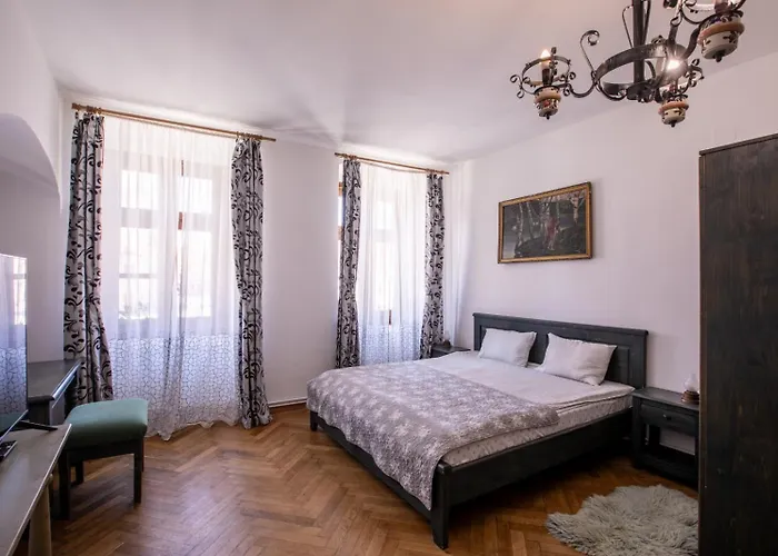 4 Piata Sfatului Pensión Braşov